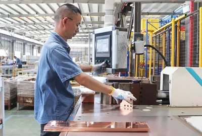 Pièces de soudage de découpe laser de pliage de poinçonnage en aluminium en acier inoxydable personnalisé pour l'automobile/aérospatiale/machines/construction navale/construction